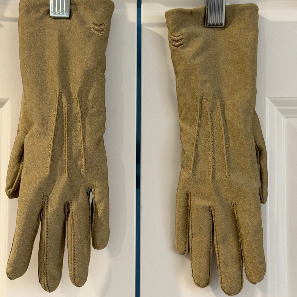 Isotoner Tan Gloves